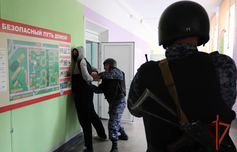 В Ачинске Росгвардия приняла участие в учениях на объекте образования
