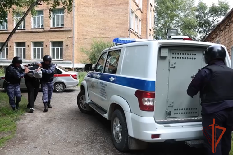 В Ачинске Росгвардия приняла участие в учениях на объекте образования