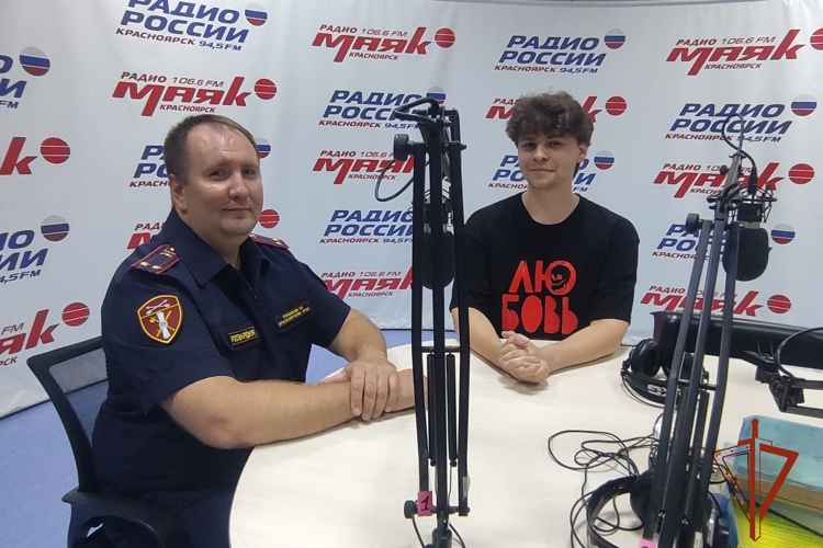 Офицер Росгвардии в радио эфире напомнил красноярцам о правилах безопасного обращения с оружием