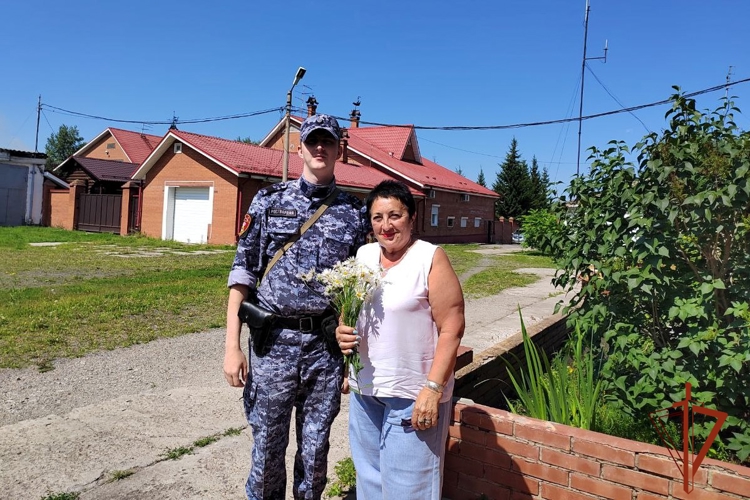 В Красноярском крае росгвардейцы присоединились к акции «Подари ромашку на счастье»
