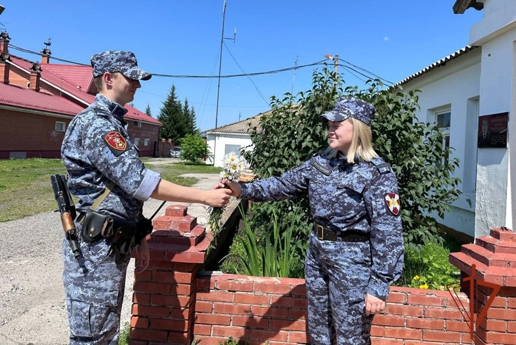 В Красноярском крае росгвардейцы присоединились к акции «Подари ромашку на счастье»