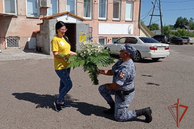 В Красноярском крае росгвардейцы присоединились к акции «Подари ромашку на счастье»