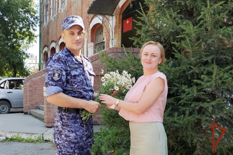 В Красноярском крае росгвардейцы присоединились к акции «Подари ромашку на счастье»
