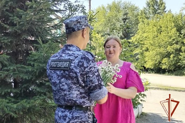 В Красноярском крае росгвардейцы присоединились к акции «Подари ромашку на счастье»