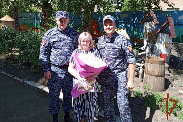 Росгвардейцы поздравили c днём рождения маму сотрудника, погибшего при исполнении служебных обязанностей