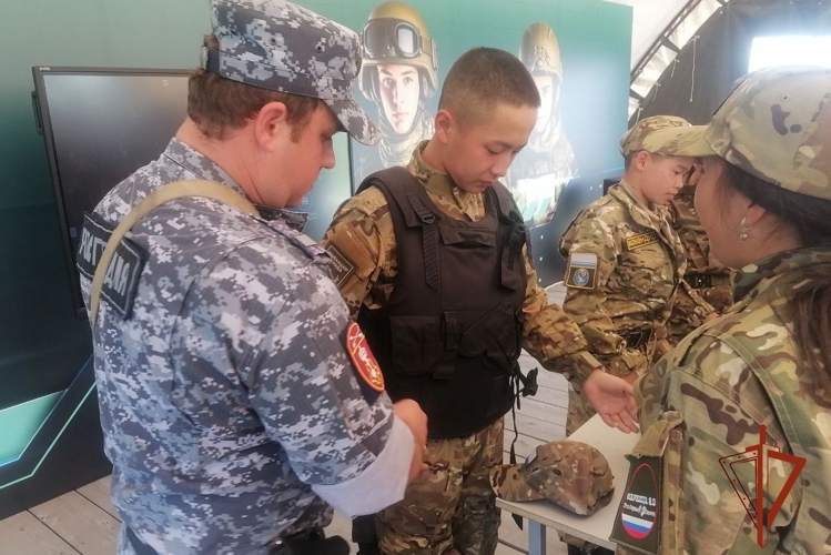 Росгвардейцы провели профориентиционный урок с юными емельяновцами