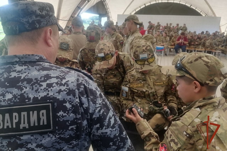 Росгвардейцы провели профориентиционный урок с юными емельяновцами