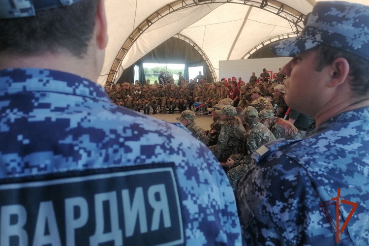 Росгвардейцы провели профориентиционный урок с юными емельяновцами