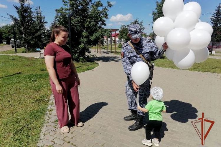 В Краноярском крае сотрудники Росгвардии почтили память детей, ставших жертвами войны в Донбассе 
