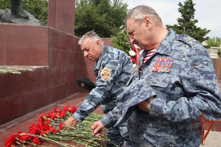 Память ветеранов боевых действий почтили ветераны Росгвардии в Красноярске