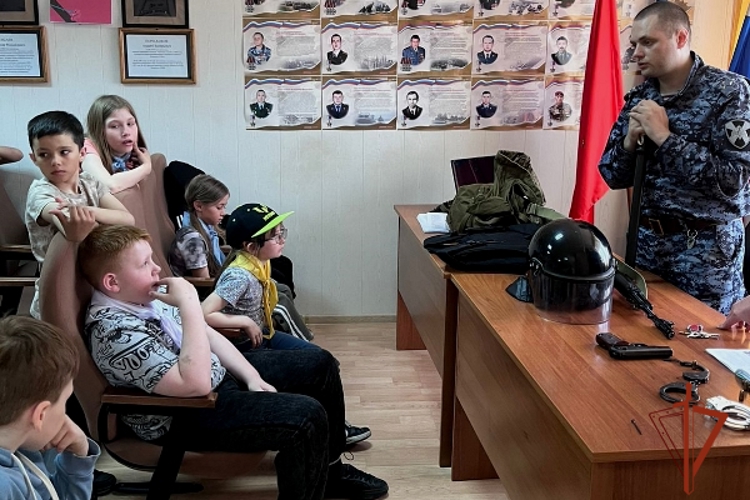 Офицер Росгвардии провел встречу с воспитанниками социально-реабилитационного центра "Забота"