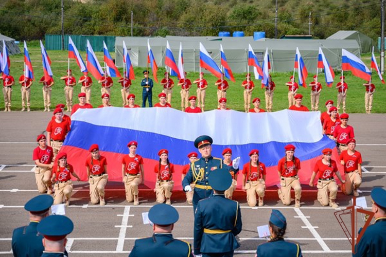 Военнослужащие Красноярского соединения Росгвардии совместно с «Юнармией»  развернули триколор