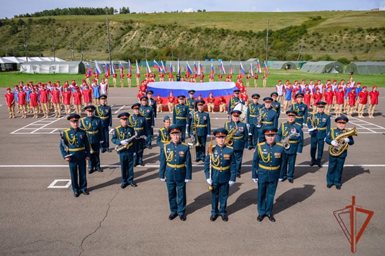 Военнослужащие Красноярского соединения Росгвардии совместно с «Юнармией»  развернули триколор