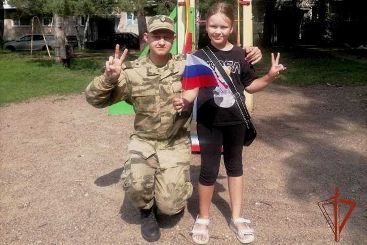 Военнослужащие в Красноярске провели флешмоб ко Дню государственного флага России
