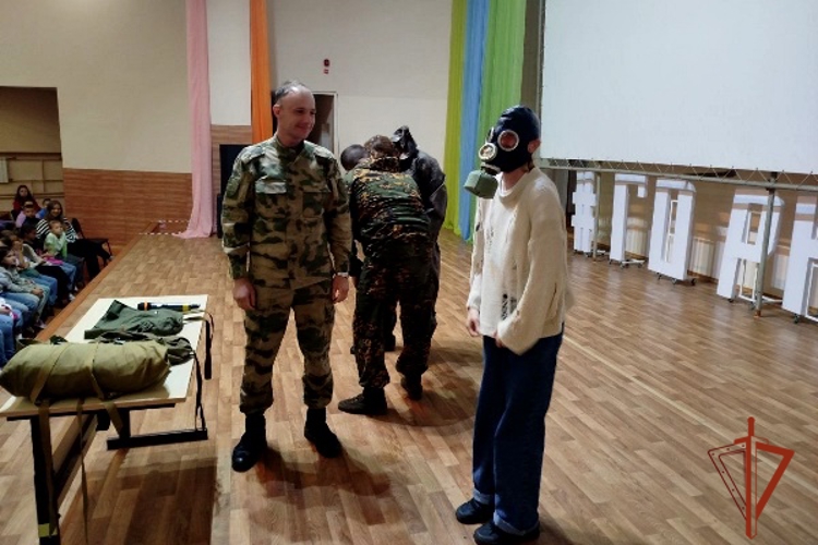 Каникулы с Росгвардией» в Железногорске: военнослужащие провели показные занятия для воспитанников лагеря «Горный» 