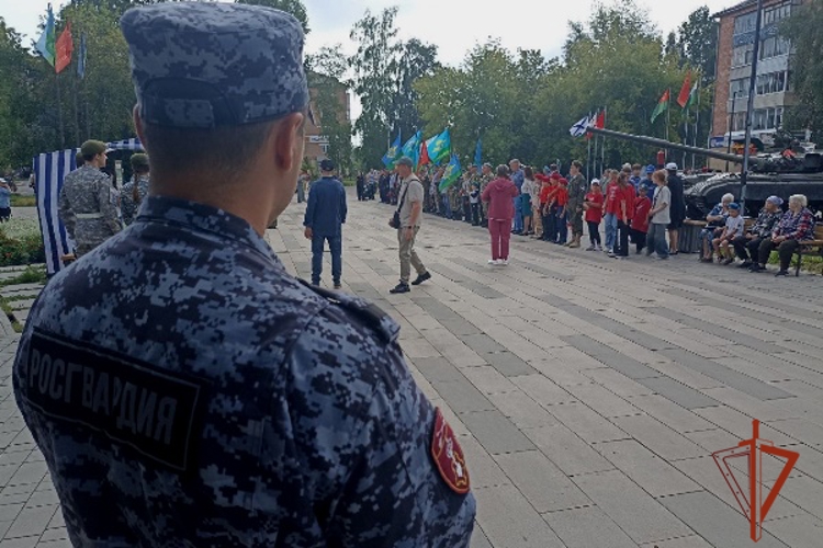 В Красноярске Сотрудники Росгвардии обеспечили безопасность в день ВДВ