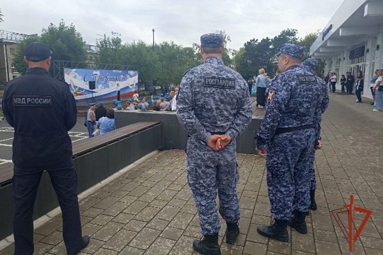 В Красноярске Сотрудники Росгвардии обеспечили безопасность в день ВДВ