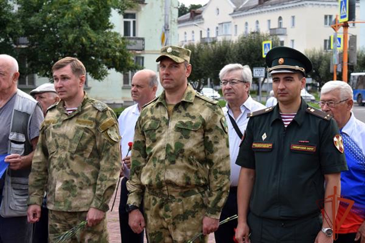 Офицеры Железногорской воинской части возложили цветы к памятнику войнам-интернационалистам в День офицеров