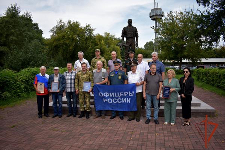 Офицеры Железногорской воинской части возложили цветы к памятнику войнам-интернационалистам в День офицеров