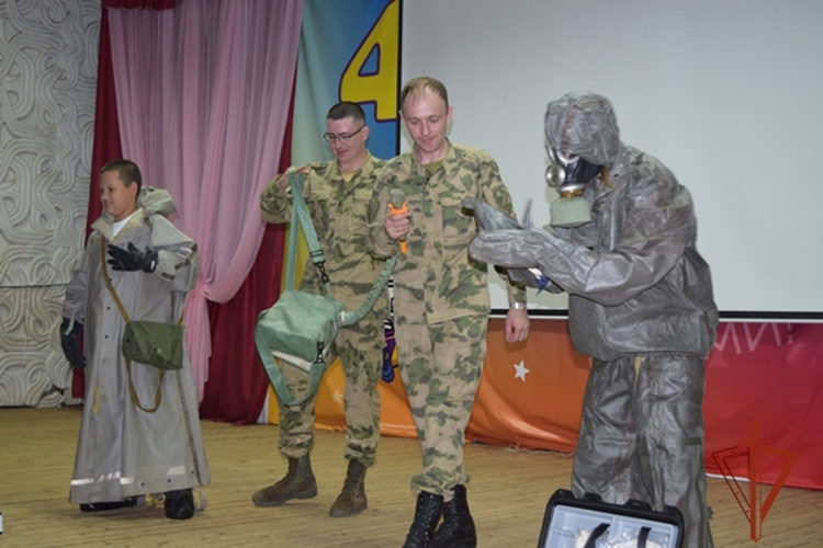Каникулы с Росгвардией» в Железногорске: военнослужащие провели показные занятия для воспитанников лагеря «Орбита»