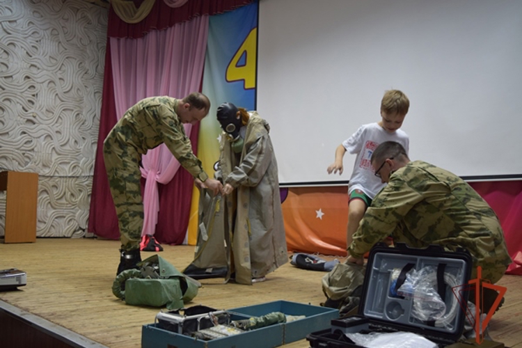 Каникулы с Росгвардией» в Железногорске: военнослужащие провели показные занятия для воспитанников лагеря «Орбита»