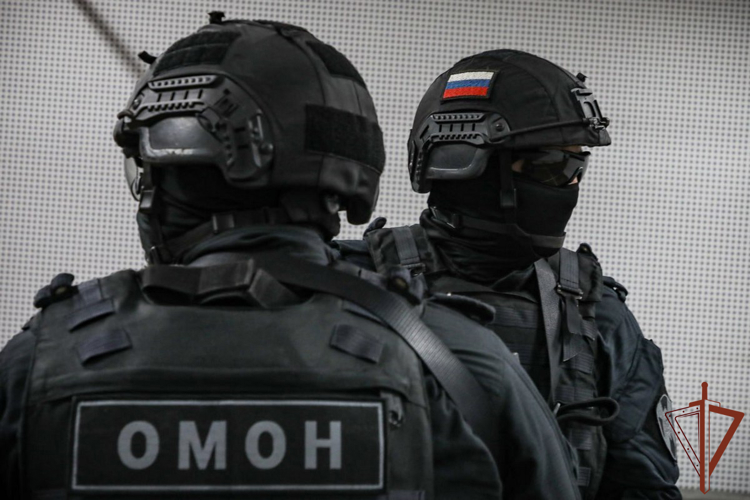 При содействии сотрудников ОМОН в Красноярске задержаны подозреваемые в мошенничестве