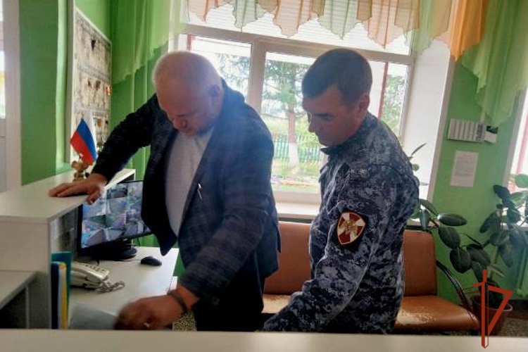 Сотрудники вневедомственной охраны Росгвардии проверяют готовность образовательных учреждений Назарово к новому учебному году
