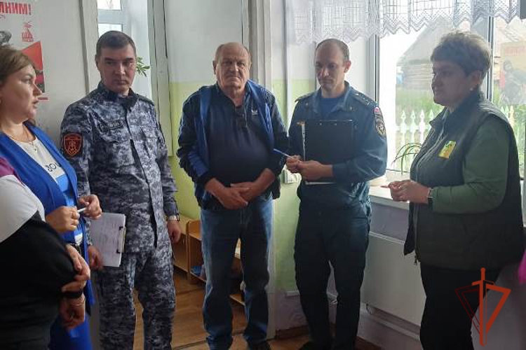 Сотрудники вневедомственной охраны Росгвардии проверяют готовность образовательных учреждений Назарово к новому учебному году