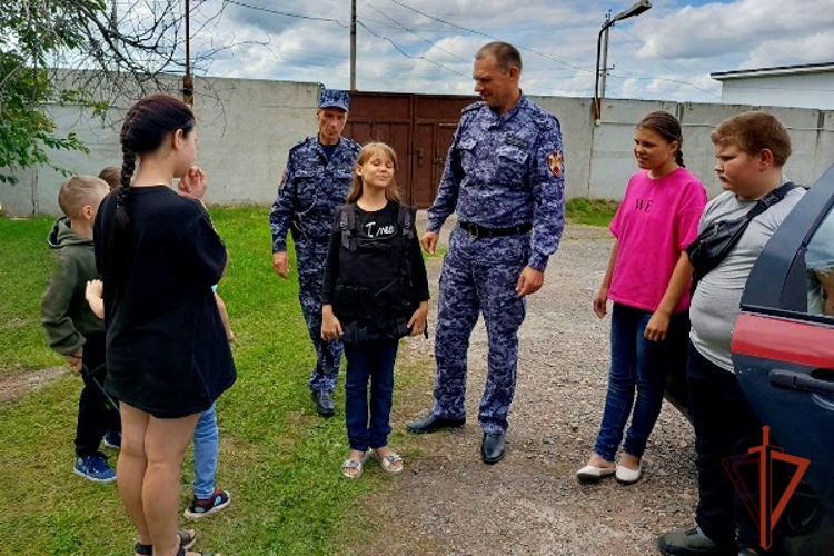 Каникулы с Росгвардией: Ужурские росгвардейцы провели день открытых дверей 