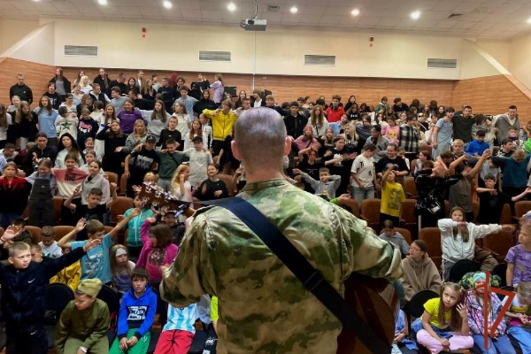 Каникулы с Росгвардией» в Железногорске: военнослужащие провели показные занятия для воспитанников лагеря «Горный» 
