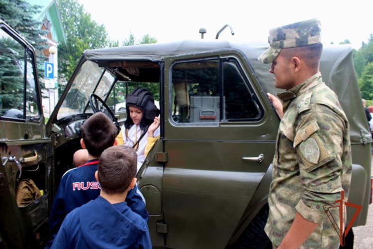 Каникулы с Росгвардией продолжаются: Военнослужащие в Зеленогорске провели показательные занятия