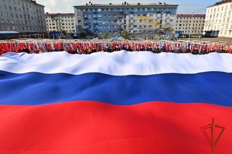 Cотрудники и военнослужащие Росгвардии приняли участие в праздничных мероприятиях ко Дню государственного флага России в Норильске