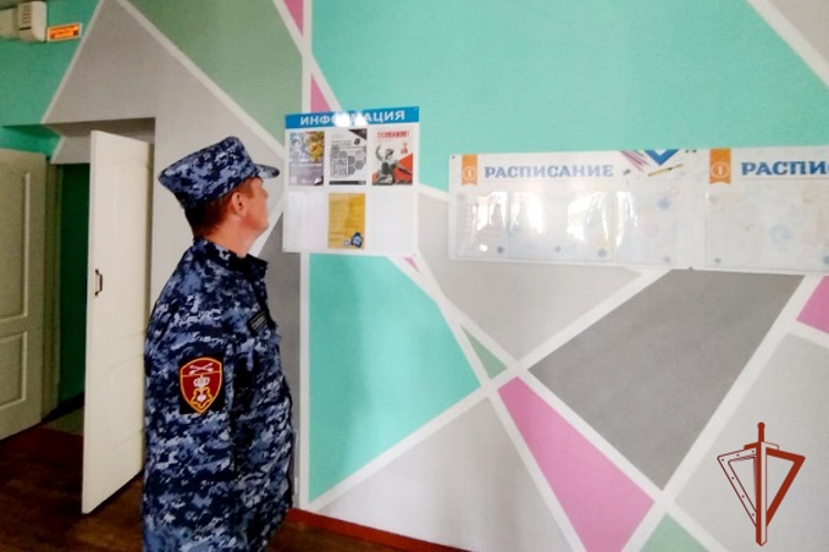 Ужурские сотрудники Росгвардии проверяют образовательные учреждения перед началом нового учебного года