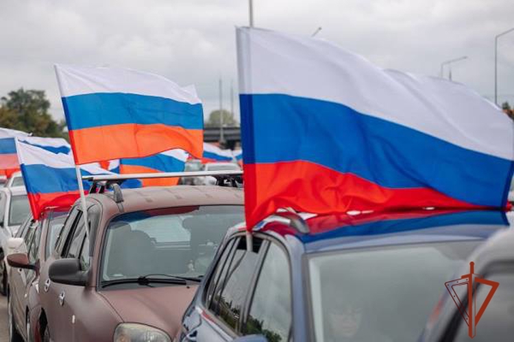 Росгвардейцы отметили День российского флага за рулем