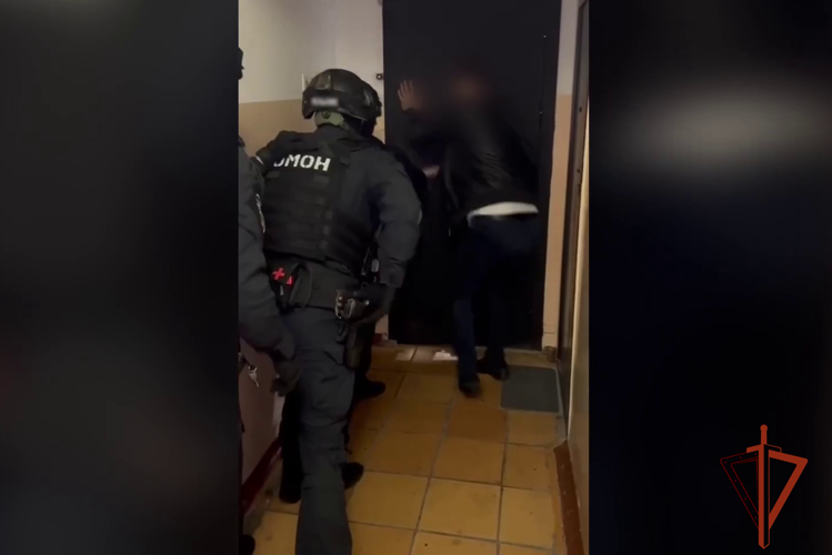 При содействии ОМОН Росгвардии в Красноярске задержаны подозреваемые в автоподставах