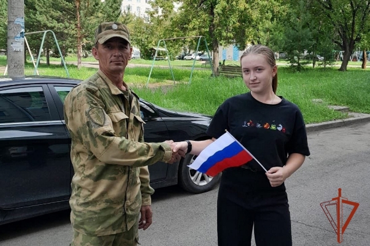 Военнослужащие в Красноярске провели флешмоб ко Дню государственного флага России