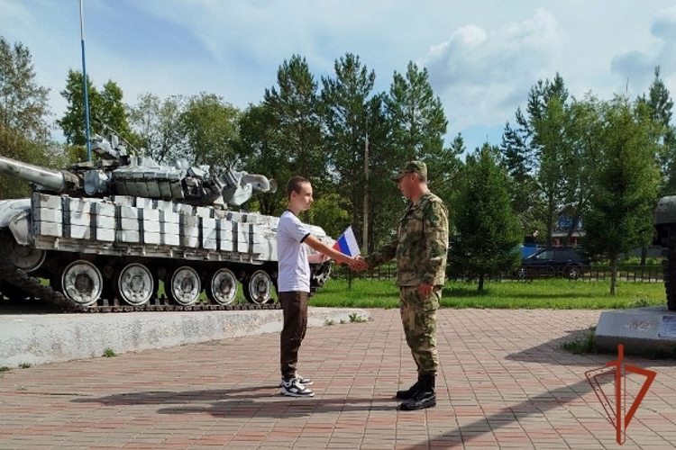 Военнослужащие в Красноярске провели флешмоб ко Дню государственного флага России