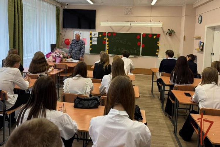 В Минусинском районе офицер Росгвардии провел занятие со старшеклассниками по противодействию терроризму и экстремизму