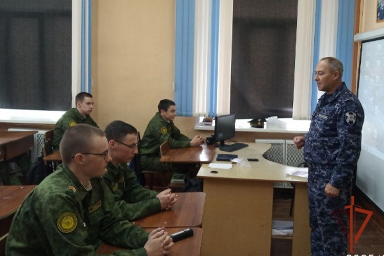 В Красноярском крае офицер Росгвардии познакомил кадетов со служебной деятельностью росгвардейцев