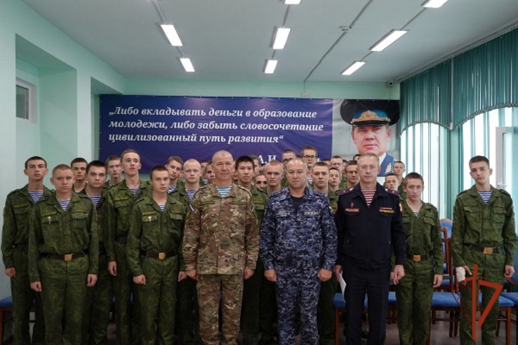 В Красноярском крае офицер Росгвардии познакомил кадетов со служебной деятельностью росгвардейцев