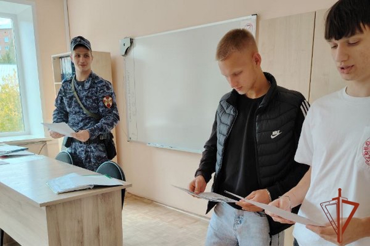 Сотрудник Росгвардии призвал дивногорских студентов сделать правильный выбор профессии 
