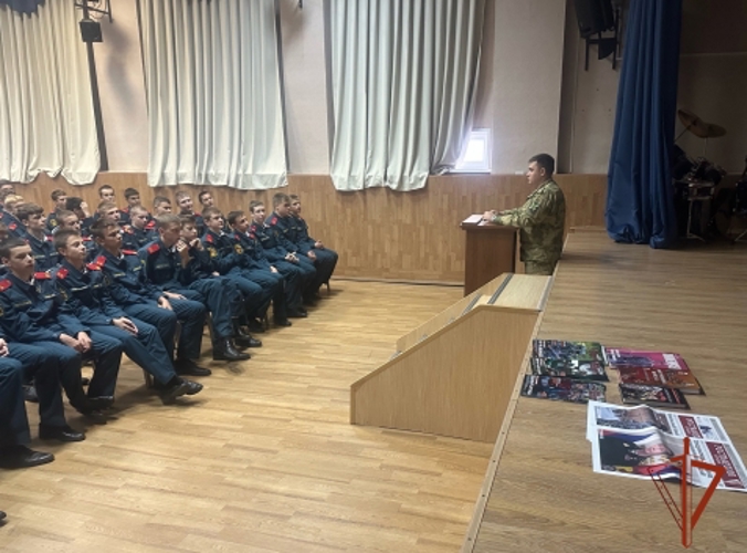 В Железногорске военнослужащие Росгвардии провели Урок мужества с воспитанниками кадетского корпуса