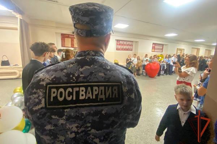 В Красноярске в День знаний сотрудники Росгвардии обеспечили охрану правопорядка торжественных мероприятий