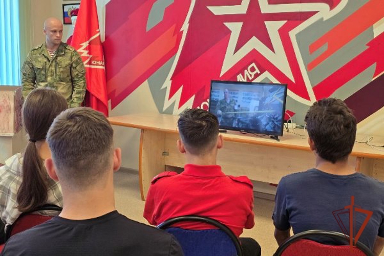 В Норильске военнослужащий отдела по координации деятельности подразделений Росгвардии провел урок "Разговоры о важном"