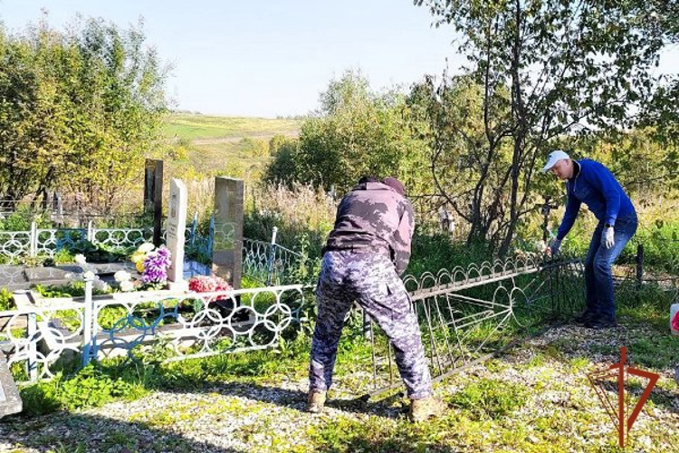 В Назаровском районе сотрудники Росгвардии помогают семьям погибших при исполнении служебного долга