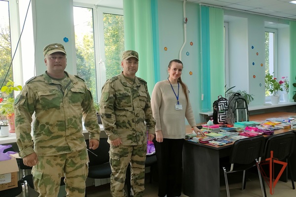 Железногорские военнослужащие Росгвардии поздравили семьи школьников с началом учебного года