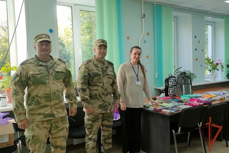 Железногорские военнослужащие Росгвардии поздравили семьи школьников с началом учебного года