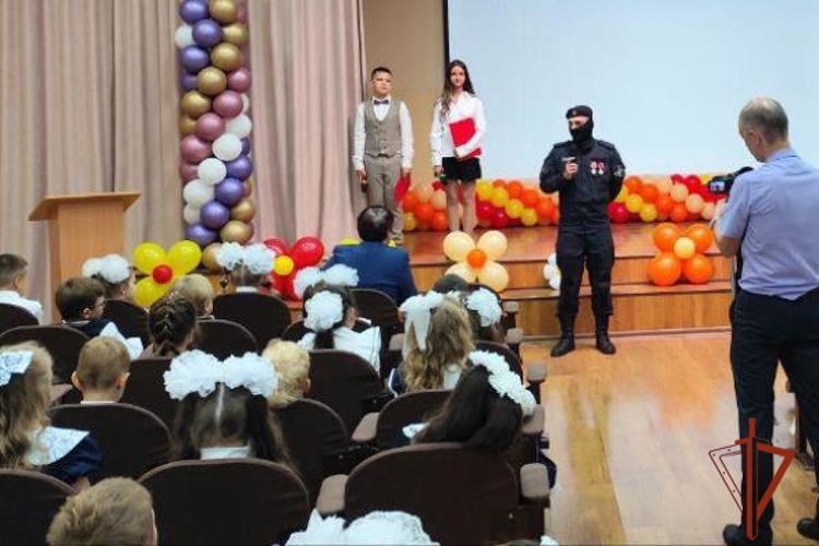 Сотрудник спецподразделения Росгвардии провел занятие «Разговоры о главном»  в красноярской школе
