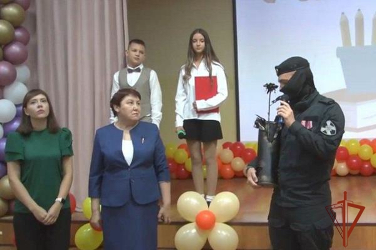 Сотрудник спецподразделения Росгвардии провел занятие «Разговоры о главном»  в красноярской школе