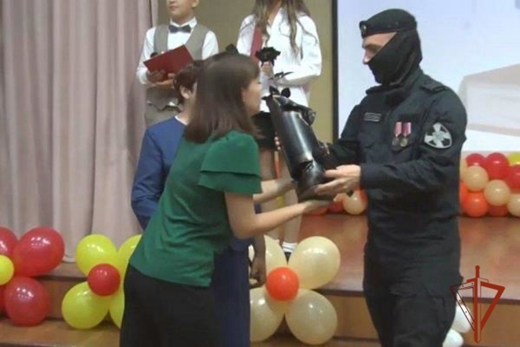 Сотрудник спецподразделения Росгвардии провел занятие «Разговоры о главном»  в красноярской школе